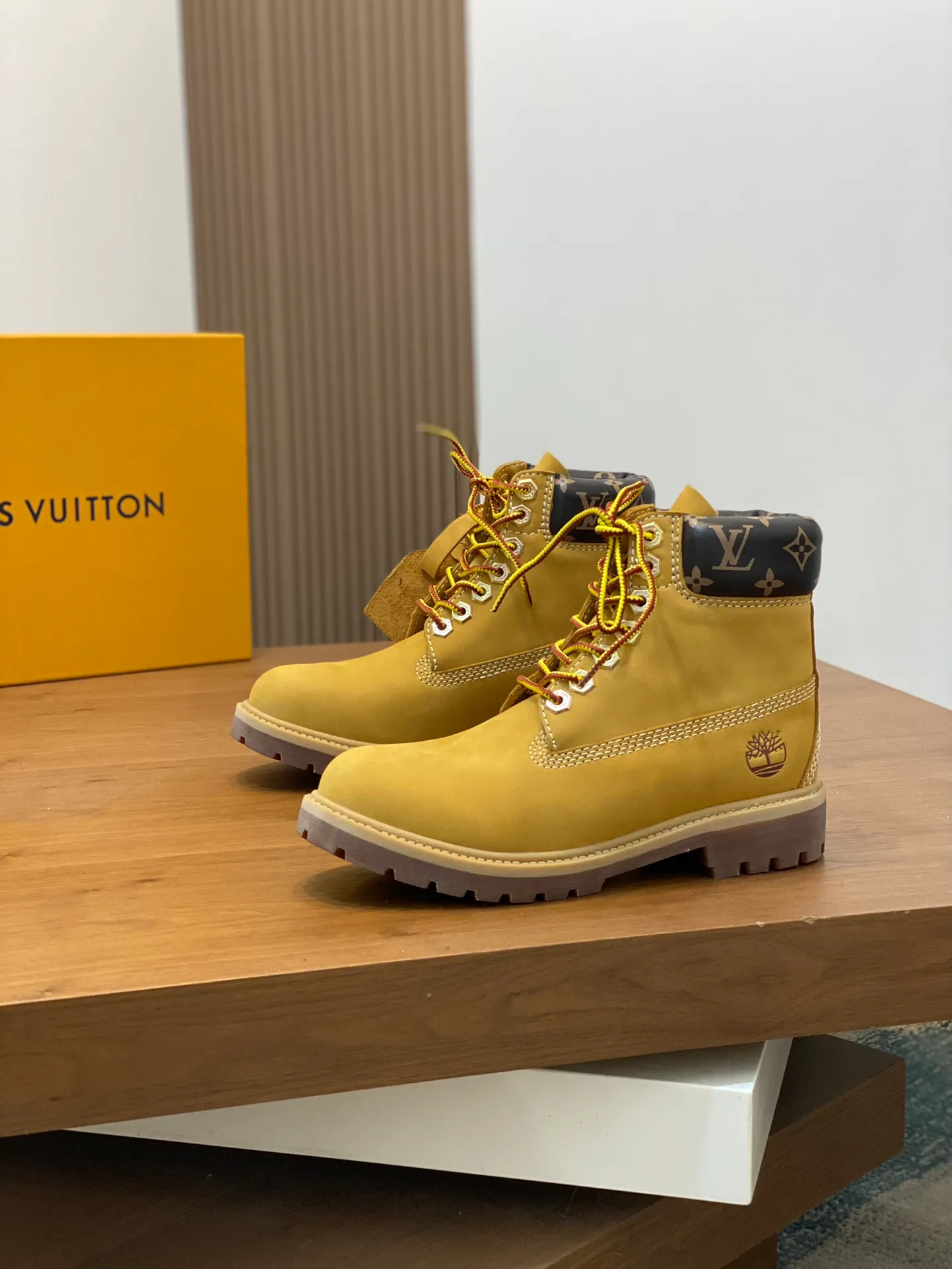Men's shoes 💰💰760 Loui* Vuitto* x Timberlan* co-branded presbyopic rhubarb boots, ankle boots, short boots, LV x Timberland ankle boots are made of Monogram embossed waterproof nubuck cow leather, relying on the brand's exquisite craftsmanship to carefully reshape the classic Timberland 6-inch boot shape in Italy, making an eye-catching appearance in American workwear style. Created by Pharrell Williams Men's Fall/Winter 2024 show. The Monogram embossed tongue, original Timberland laces and outsole are exquisite details, the leather label expresses the cooperation logo, and the delivery counter is exquisitely packaged! ▪️Size: Women's 35-40 (customized in 40) ▪️Size: Men's 39-46 (45/46 customized)